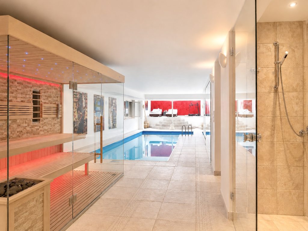 Spa-Bereich mit Pool im Untergeschoss, Designvilla München-Trudering-Riem