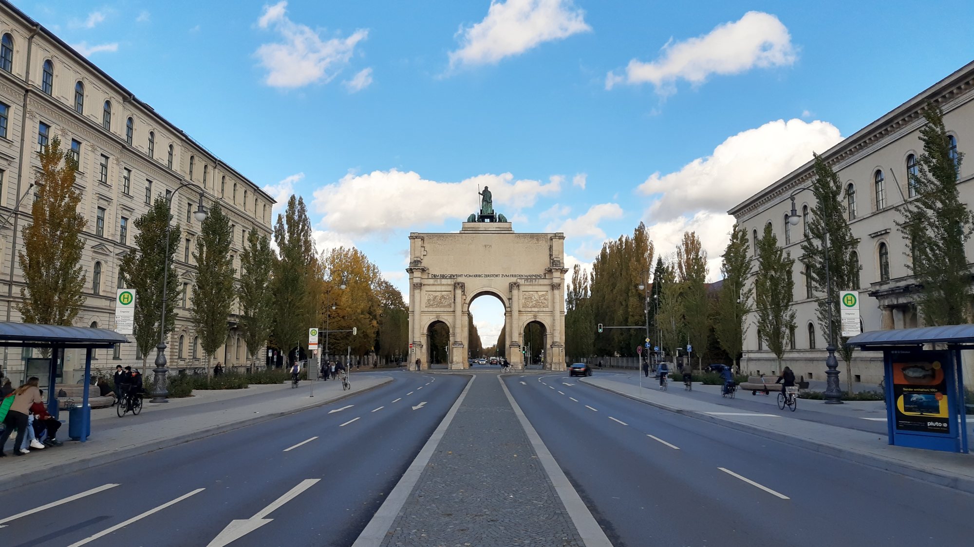 Leopoldstraße mit Siegestor in Schwabing