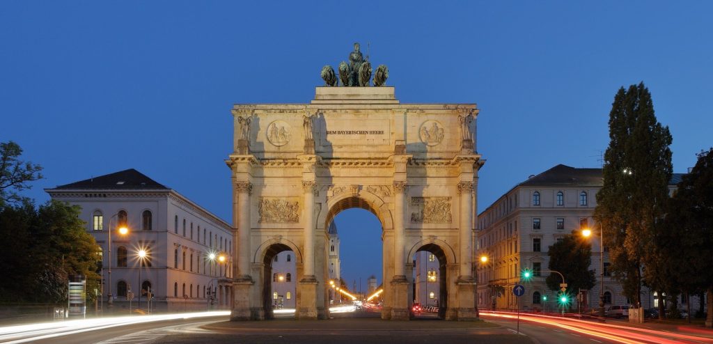 Siegestor in München-Schwabing am Abend