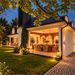 Garten mit überdachtem Freisitz und Außenkamin am Abend (Visualisierung)